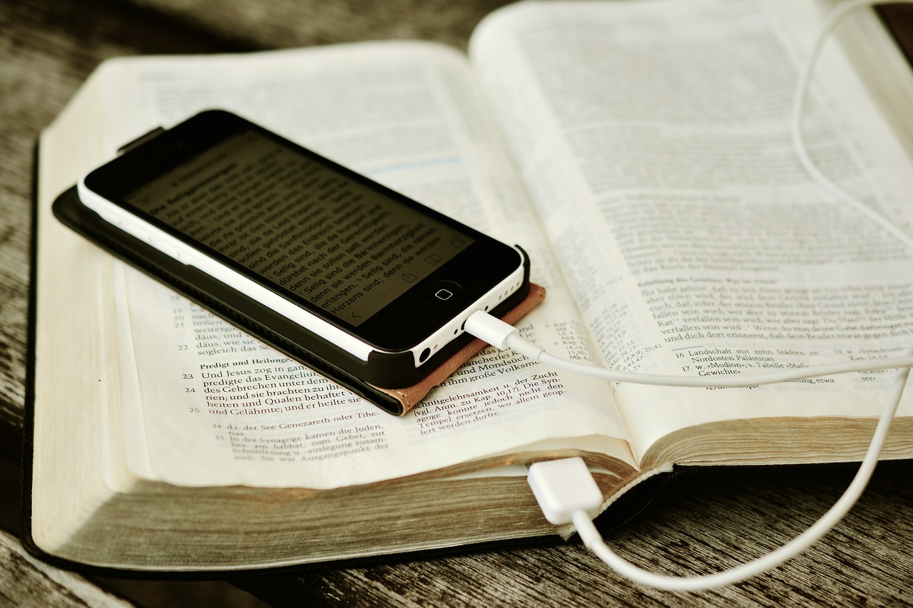 bible, iphone, mobile-2690295.jpg